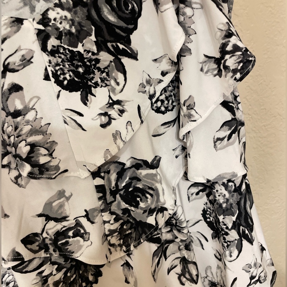 White House Black Mkt Black White Ruffled Sleeveless Blouse  XS